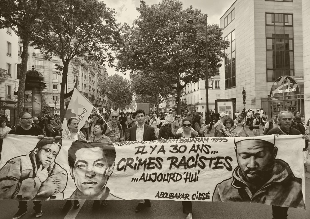 Abdellah Hassani en tête de cortège, portant une banderole
